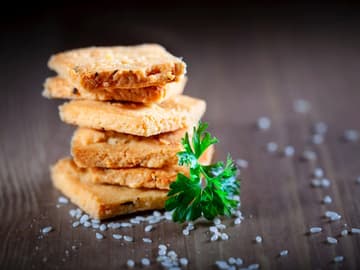 Selbstgemachte Sesam-Cracker mit Kürbis- und Sonnenblumenkernen Selbstgemachte Sesam-Cracker mit Kürbis- und Sonnenblumenkernen