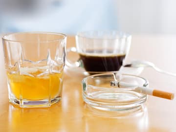 Verzicht auf Alkohol, Zigaretten und Kaffee bei Bauchschmerzen Verzicht auf Alkohol, Zigaretten und Kaffee bei Bauchschmerzen