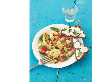 Gemüse-Rührei mit Vollkornbrot Gemüse-Rührei mit Vollkornbrot