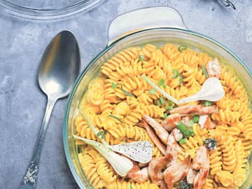 One Pot Pasta mit Hähnchen, Kurkuma und Mohn One Pot Pasta mit Hähnchen, Kurkuma und Mohn