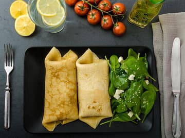 Buchweizen-Palatschinken mit Brokkoli und Kirschtomaten Buchweizen-Palatschinken mit Brokkoli und Kirschtomaten