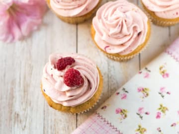 Leckere Himbeer Muffins mit Guss - Low Carb Leckere Himbeer Muffins mit Guss - Low Carb