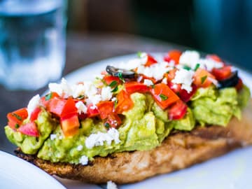 Avocadosalat mit ziegenkase-Crostini Avocadosalat mit ziegenkase-Crostini