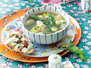 Kartoffel-Spargel-Suppe mit Kräuterbrot Kartoffel-Spargel-Suppe mit Kräuterbrot