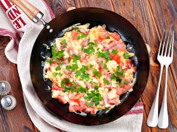 Kräuterrührei mit Tomaten und Schinken Kräuterrührei mit Tomaten und Schinken