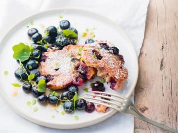 Dinkel-Blaubeer-Pancakes mit Kresse-Blättchen Dinkel-Blaubeer-Pancakes mit Kresse-Blättchen