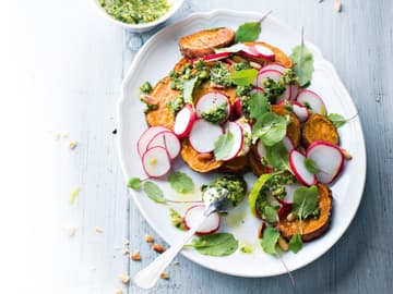 Gebackene Süßkartoffeln mit Radieschen-Blättchen-Pesto Gebackene Süßkartoffeln mit Radieschen-Blättchen-Pesto