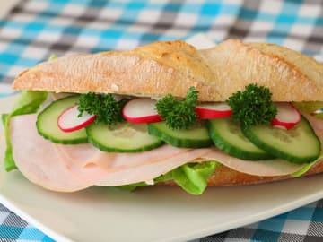 Hähnchen-Baguette mit Gurke und Mandelmus Hähnchen-Baguette mit Gurke und Mandelmus