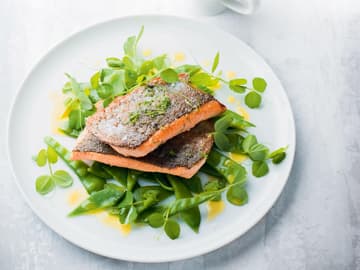 Lachsforelle mit würziger Butter und Zuckerschotensalat Lachsforelle mit würziger Butter und Zuckerschotensalat