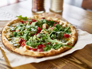 Low-Carb-Pizza mit Blumenkohl und Chia-Samen
