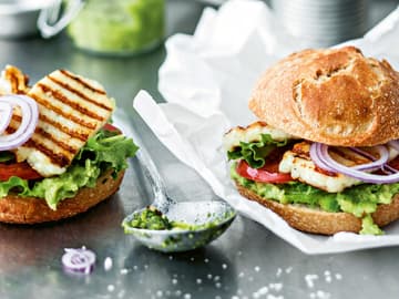 Halloumi-Burger mit Avocadocreme