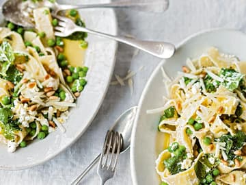 Zitronenpasta mit Erbsen und Ricotta