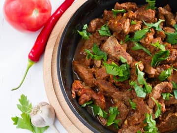 Rindfleisch Es ist schnell und einfach zubereitet - die Rede ist von: Rindfleisch.