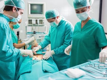 Operation Ärzte operieren einen Patienten.