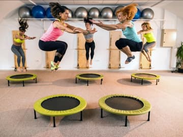 Trampolinspringen Frauen hüpfen auf einem Trampolin.