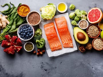 Mineralstoffe Lachs Gemüse Hülsenfrüchte iStock-854725402-©_Lisovskaya_iStock