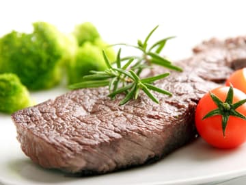 Kalbsfilet Kalbsfilet auf einem Teller mit Brokkoli und Tomate