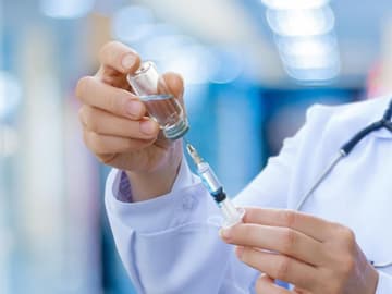 Desensibilisierung-bei-Allergien Arzt zieht Allergen mit Spritze auf