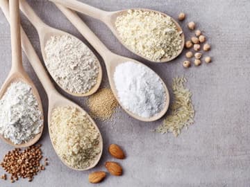Gluten Verschiedene Mehlsorten auf Holzlöffeln