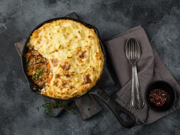 Sheperds-Pie Sheperd's Pie mit Besteck auf einem Tisch