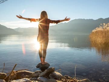 Frühjahrsmüdigkeit Frau am See