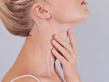Schilddrüse Frau hat ihre Hand auf der Schilddrüse/am Hals