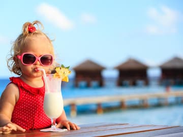 Kind_mit_Sonnenbrille Mädchen mit Sonnenbrille trinkt Cocktail