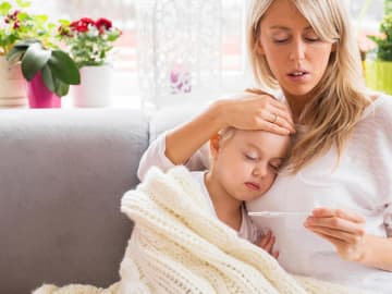 Krankes_Kind Krankes Kind mit Mutter auf der Couch