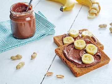 Schoko-Erdnuss-Aufstrich Erdnuss-Schoko-Creme mit Banane auf Toast