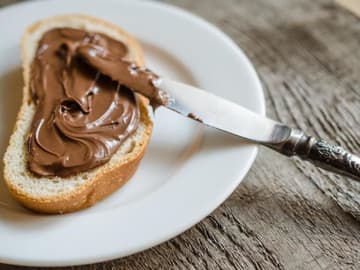 Schokocreme Gesunde Schokocreme auf einer Scheibe Brot