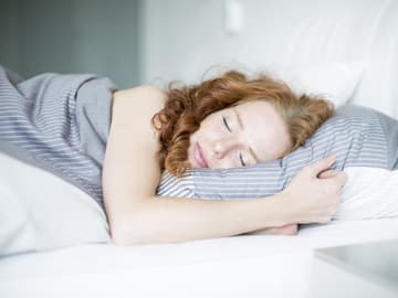 Frau_Schlafen Frau schläft im Bett