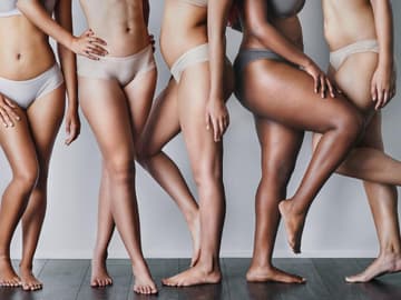 Frauenbeine fünf Frauen stehen nebeneinander