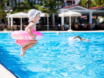 Kind_Schwimmbad Kind im Schwimmbad