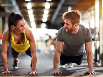 Frau_Mann_Fitness Frau und Mann machen Plank und Liegestütze