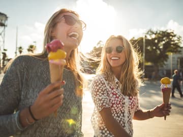 Frauen_essen_eis Zwei Frauen essen Eis