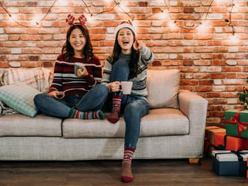Weihnachten_Fernsehen Zwei Frauen auf Sofa, Weihnachten, Fernsehen
