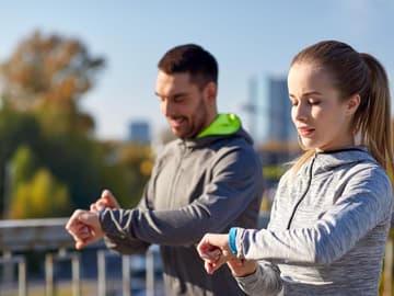 Fitnesstracker Fitnesstracker Laufen Mann Frau draußen Herbst