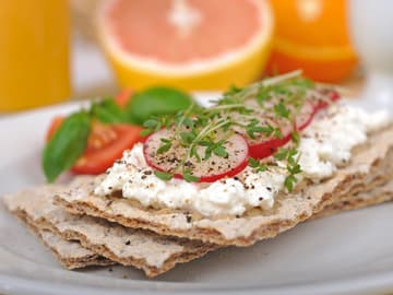 Knäckebrot Knäckebrot mit Frischkäse, Radieschen, Kresse und Tomate