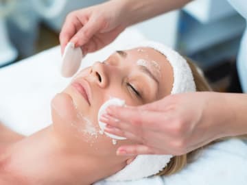 Kosmetik_Behandlung Gesichtsbehandlung Frau bei Kosmetikerin