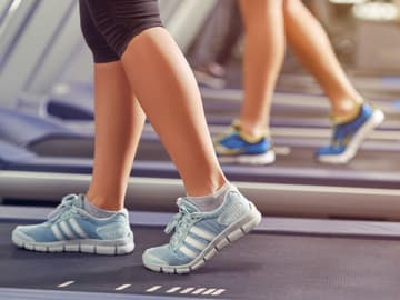 Frau_auf_Laufband Frau auf Laufband in Fitnessstudio