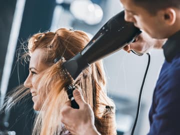 Friseurbesuch Frau beim Friseur