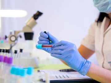 Labor Frau im Labor beschriftet Blutproben