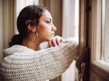 Frau_Hochsensibilität Frau steht am Fenster