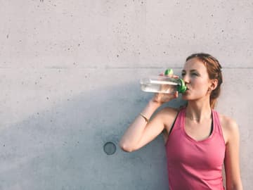 Frau_Sport_Wasser_trinken Frau beim Sport trinkt Wasser