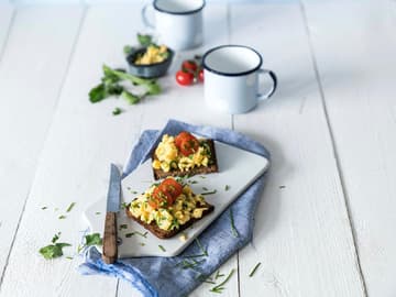 Kräuterrührei auf Vollkornbrot