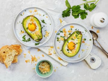 Ueberbackene-Avocado-mit-Ei