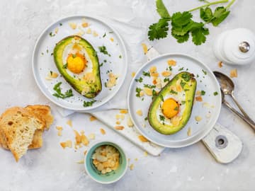 Avocado_Ei Überbackene Avocado mit Ei