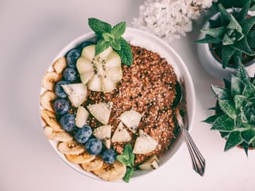 Ballaststoffe Schüssel mit Frühstück, Obst, Ballaststoffen