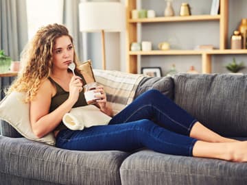 Frau_hungrig Frau hungrig auf Sofa