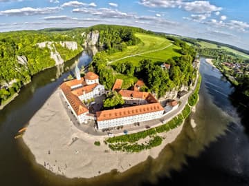 Kloster Weltenburg am Donaudurchbruch © Tourismusverband im Landkreis Kelheim e.V., Fotograf flymovies.de flymovies.de - Das Kloster Weltenburg erreicht man mit dem Rad oder ganz bequem per Schiffrundfahrt